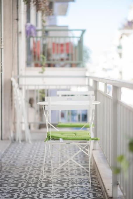 Spacious Urban Apt In The Heart Of Атина Екстериор снимка
