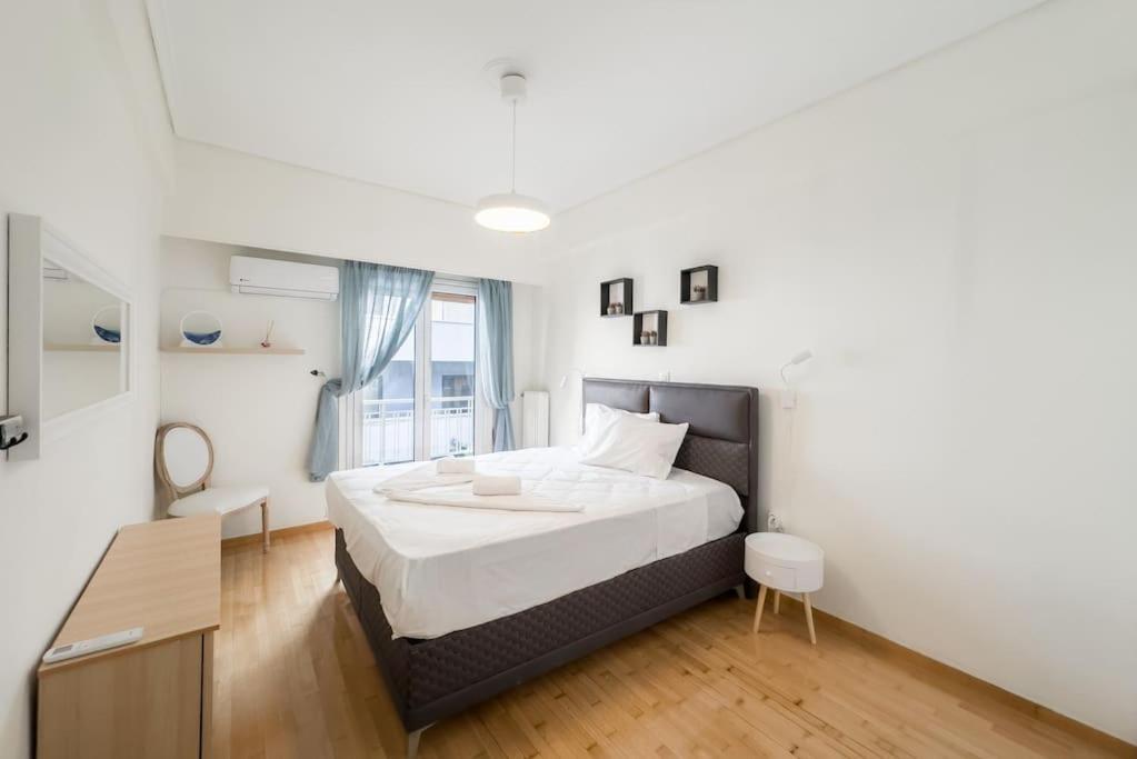 Spacious Urban Apt In The Heart Of Атина Екстериор снимка