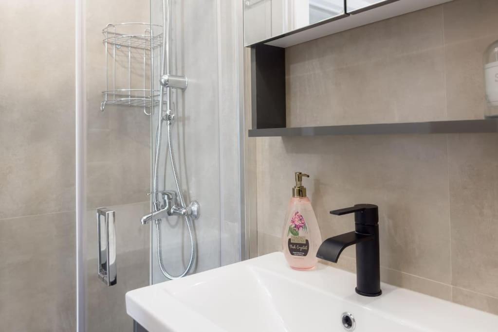 Spacious Urban Apt In The Heart Of Атина Екстериор снимка