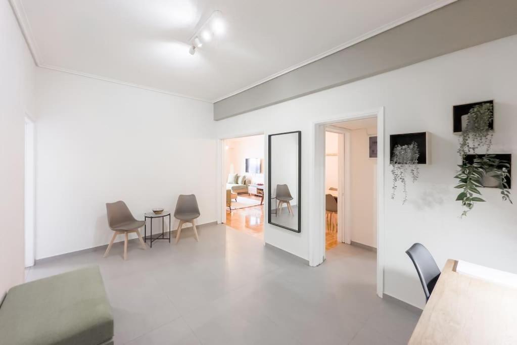 Spacious Urban Apt In The Heart Of Атина Екстериор снимка