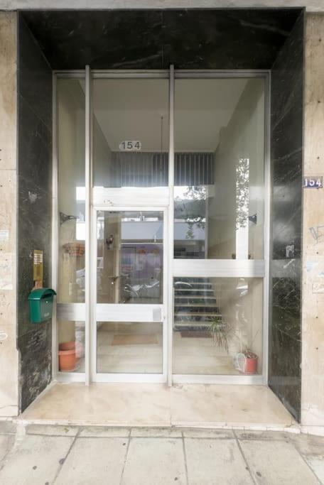 Spacious Urban Apt In The Heart Of Атина Екстериор снимка