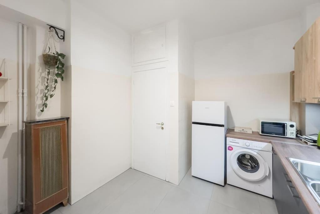 Spacious Urban Apt In The Heart Of Атина Екстериор снимка