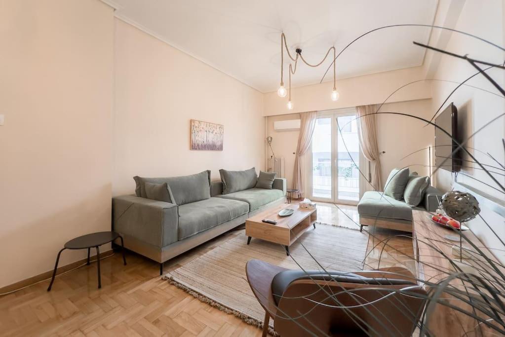Spacious Urban Apt In The Heart Of Атина Екстериор снимка