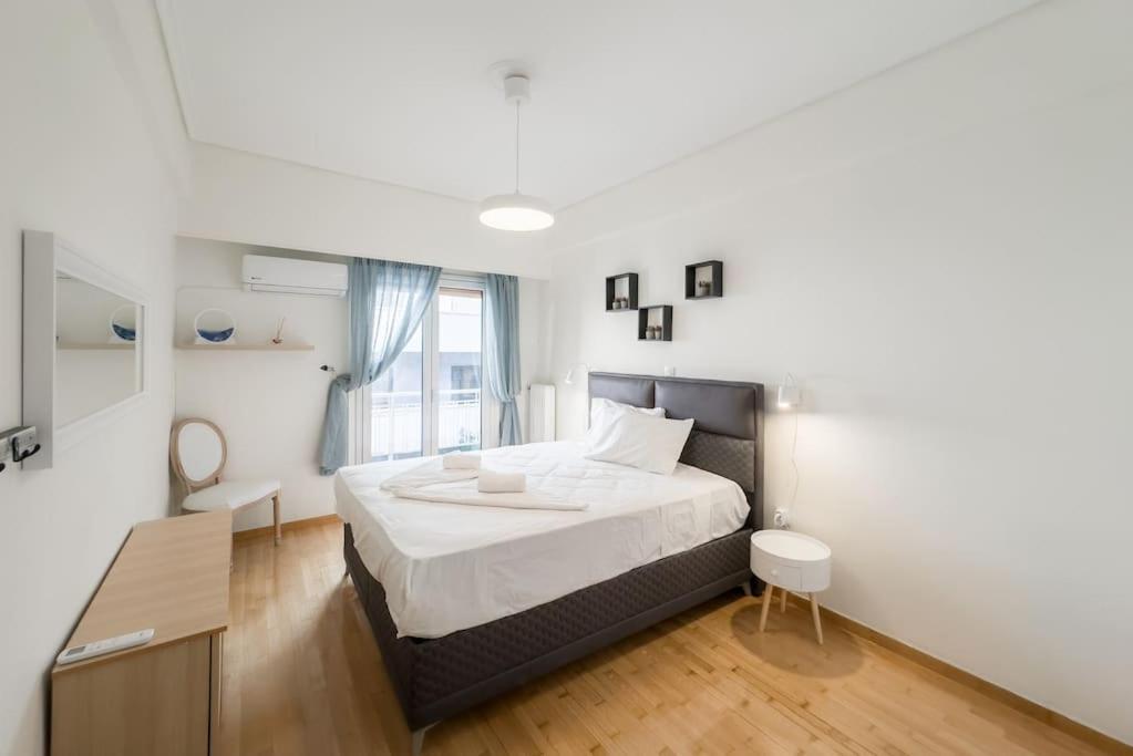 Spacious Urban Apt In The Heart Of Атина Екстериор снимка