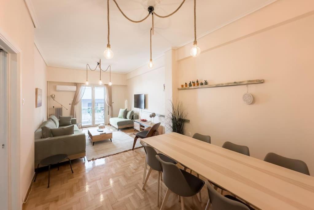 Spacious Urban Apt In The Heart Of Атина Екстериор снимка