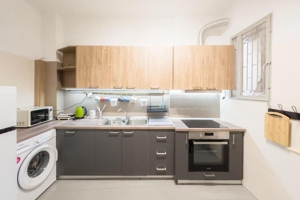 Spacious Urban Apt In The Heart Of Атина Екстериор снимка