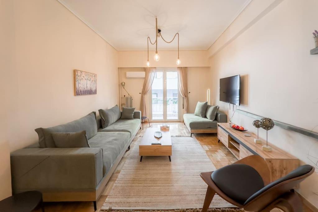 Spacious Urban Apt In The Heart Of Атина Екстериор снимка